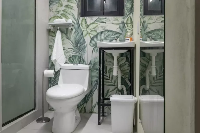 Cocles Green Studio Bathroom